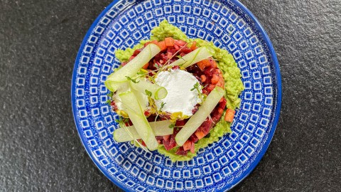 lunchsalade met rode biet, avocado en geitenkaas lunchsalade met rode biet, avocado en geitenkaas