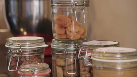 Jouri en Martijns verpakkingsvrije boodschappen sparen zo honderdduizenden verpakkingen op jaarbasis uit. Ze kopen levensmiddelen in bulk in en leveren het in glazen potten aan de consument. Verpakkingsvrije producten