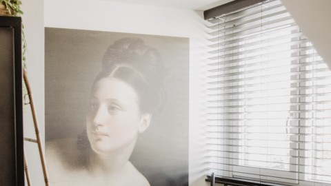 Angela en Mika verruilen hun nieuwbouwwoning voor een opknapper in Apeldoorn. Na jarenlang stevig verbouwen wonen de interieurliefhebbers inmiddels met veel plezier in hun kleurrijke huis. Strak Italiaans huis in Apeldoorn
