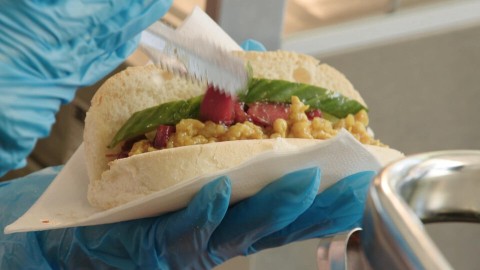 Jonneke onderzoekt het multi-culinaire Surinaamse broodje Pom. Surinaamse puntjes