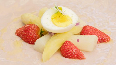 Asperges met ei, aardbei en bietjes. Asperges met ei, aardbei en bietjes.