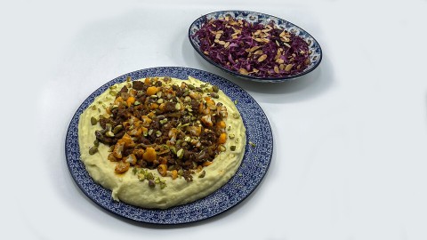 Merguez worstjes, rode koolsalade en aardappelmousseline Merguez worstjes, rode koolsalade en aardappelmousseline