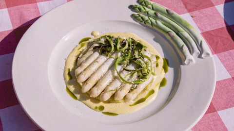 Witte asperges met dorperwtjes, morilles en aardappelpuree Witte asperges met dorperwtjes, morilles en aardappelpuree