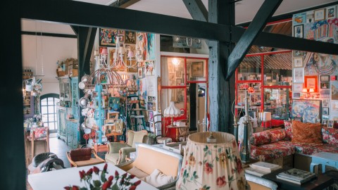 In Putten woont Nicole des Bouvrie in een oude koeienstal uit 1897. Samen met vriend Arne leeft ze in een interieur gevuld met nostalgie en herinneringen. Nicole is de dochter van de interieurontwerper Jan des Bouvrie, wiens nalatenschap in haar hele interieur aanwezig is. Boerderij Heijningen in Putten