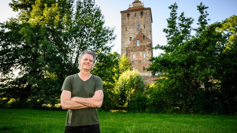 Bas Kennis voor de Hamtoren in Vleuten
